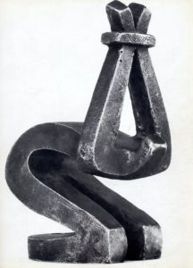 скульптура человека со связанными и вывернутыми руками