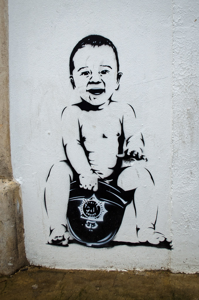 Графити Банкси. Ребёнок и шлем полицейского